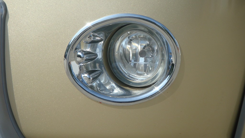 ครอบสปอตไลท์ (2 wd)